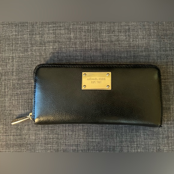 EUC Michael Kors Black Zippered Wallet - Picture 1 of 8